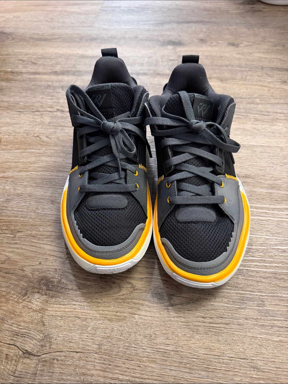 Jordan boys 7y black  and Yellow  Sneakers